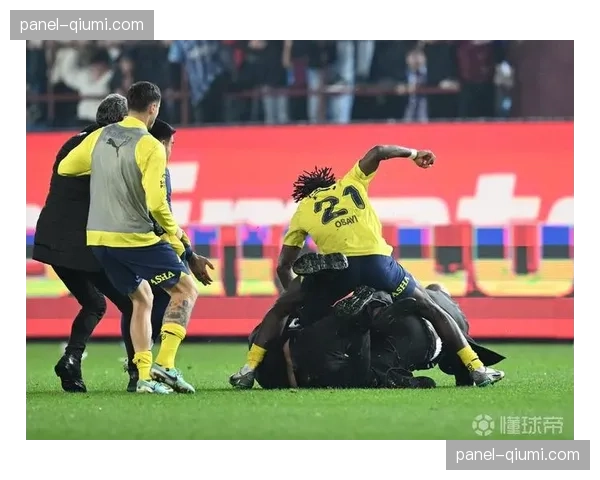 热那亚球迷因冲入场内袭击客队球员被警方逮捕并起诉