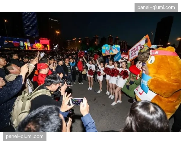 总决赛门票开售前一晚：球迷在售票处外搭起帐篷排队的情景再现