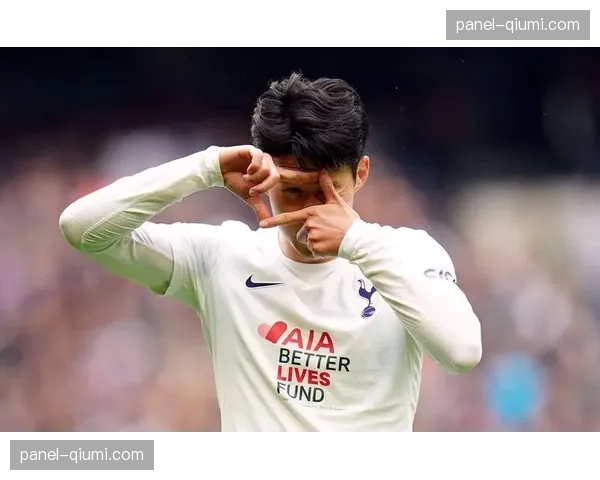 感人致敬：比赛第12分钟，全场球迷鼓掌致敬已故俱乐部传奇