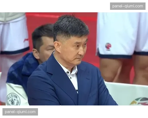 广东主教练杜锋突发肠胃炎住院，输液期间仍紧盯比赛直播